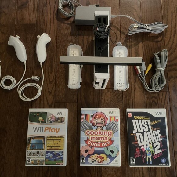 WII Console Bundle 2 Controllers, 2 Nunchchucks & Games-GameCube Compatible - Picture 1 of 7